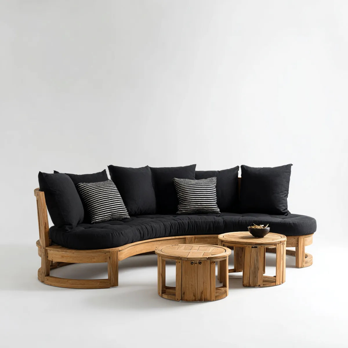 Sofa ogrodowa, Zakrzywiona kanapa ogrodowa z 2 stołami czarnymi i naturalnymi w litym bambusie 250 x 150 x 85 cm